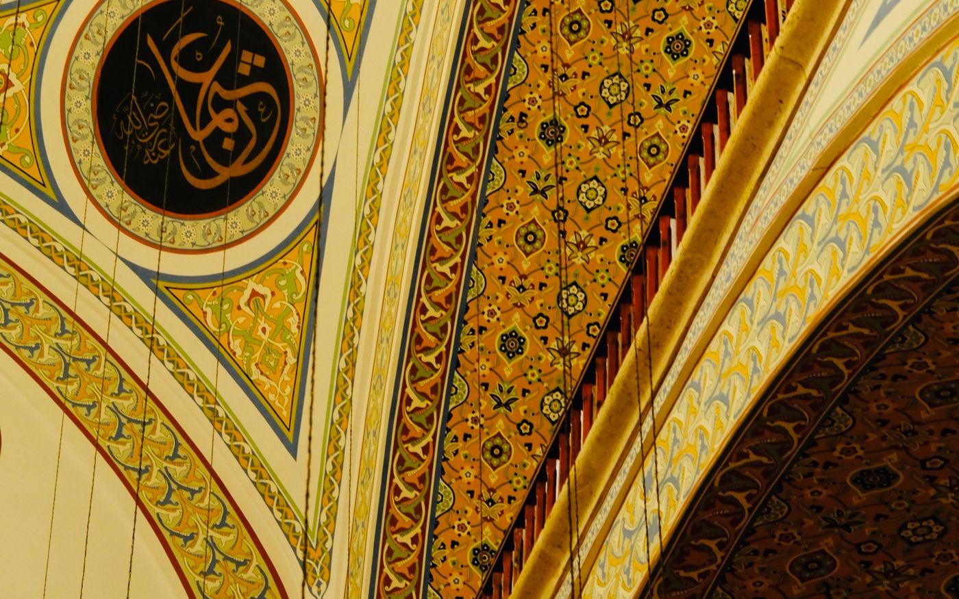 Islamic architecture: the geometry of light and shadow