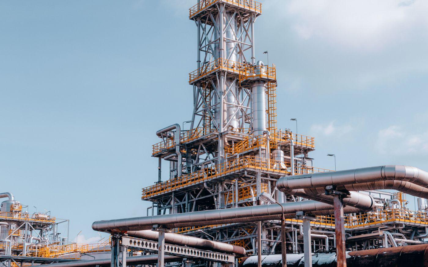 Oil prices move with inventory data