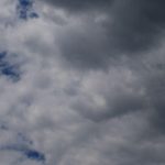 سماء ملبدة بالغيوم وتوقعات بأمطار غزيرة نهاية الأسبوع