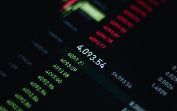 مؤشرات الأسهم تغلق على ارتفاع بدعم قطاع البنوك